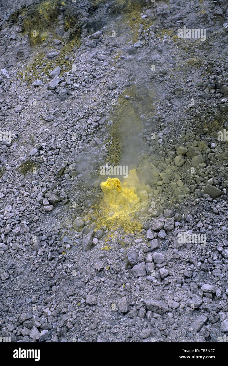Schwefeldampf steigt aus einer Fumarole, Gabuna Vulkan nahe Walindi, Neu Britannien, Papua Neu Guinea | Sulphur fumerole and steam vent, Gabuna vulcan Stock Photo