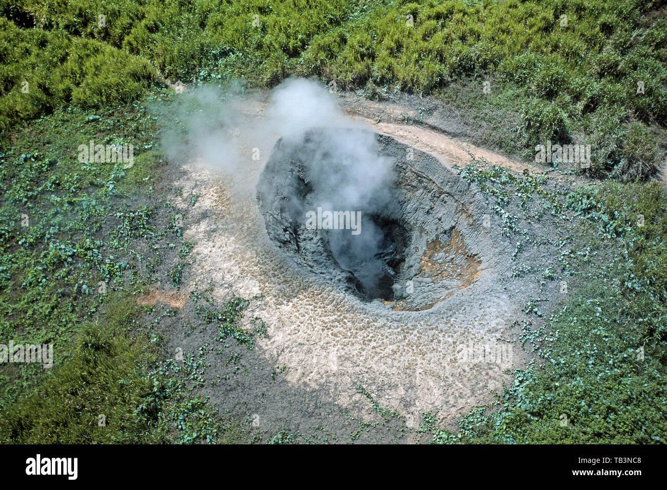 Schwefeldampf steigt aus einem aktiven Vulkan, Gabuna Zolf, Walindi, Neu Britannien, Papua Neu Guinea | Sulphur steam rising up from a aktiv volcano,  Stock Photo