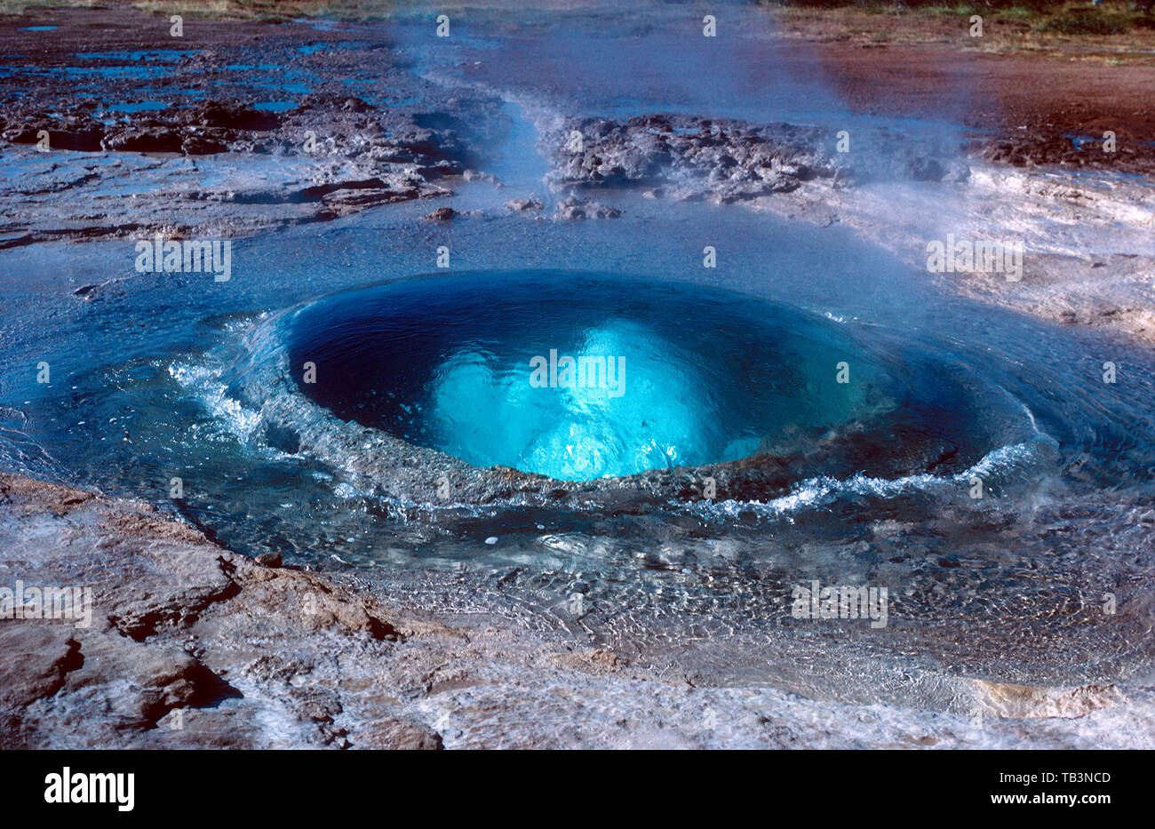 Strokkur Geysir kurz vor dem Ausbruch, Haukadalur Valley, Island | Strokkur geyser start eruption, Haukadalur Valley, Iceland Stock Photo