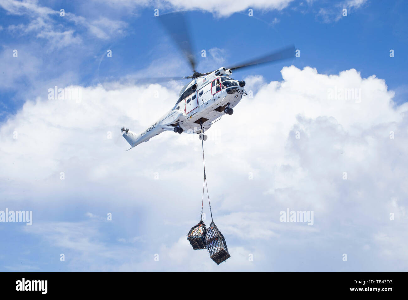 190527-M-EC058-0386 PACIFIC OCEAN (May 27, 2019) A Military Sealift Command SA-330J Puma helicopter sling-loads cargo during a vertical replenishment-at-sea. The Marines and Sailors of the 11th Marine Expeditionary Unit are deployed to the U.S. 7th Fleet area of operations to support regional stability, reassure partners and allies, and maintain a presence postured to respond to any crisis ranging from humanitarian assistance to contingency operations (U.S. Marine Corps photo by Lance Cpl. Dalton S. Swanbeck) Stock Photo