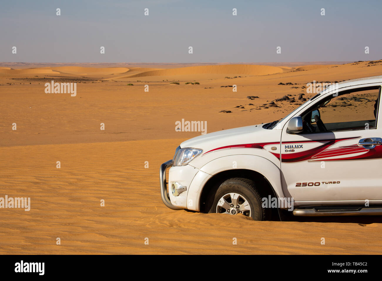 four wheel drive is trapped in soft sand during off road expedition wild camping in the deserts of Sudan, stuck in sand up to the front bumper Stock Photo