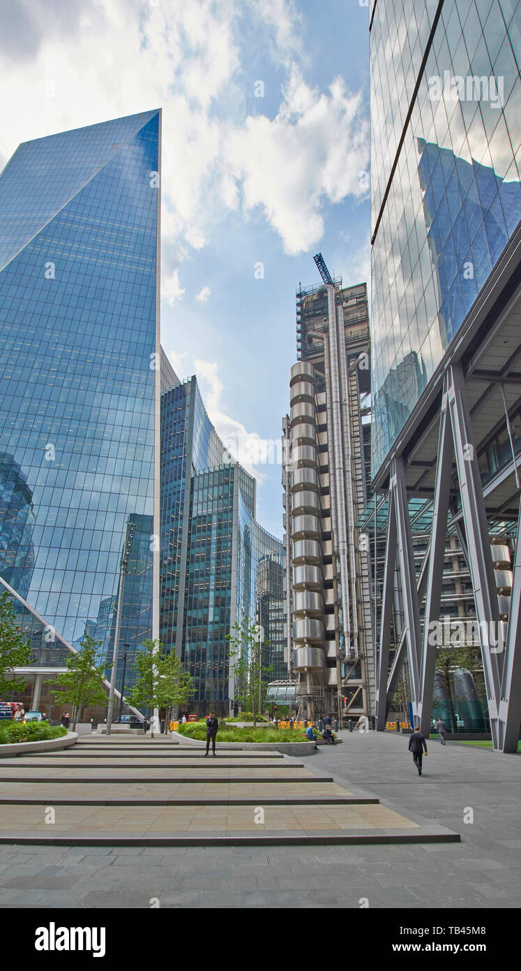 LONDON THE CITY LIME STREET THE LLOYDS STAINLESS STEEL BUILDING AND THE BLUE GLASS SCALPEL SKYSCRAPER Stock Photo