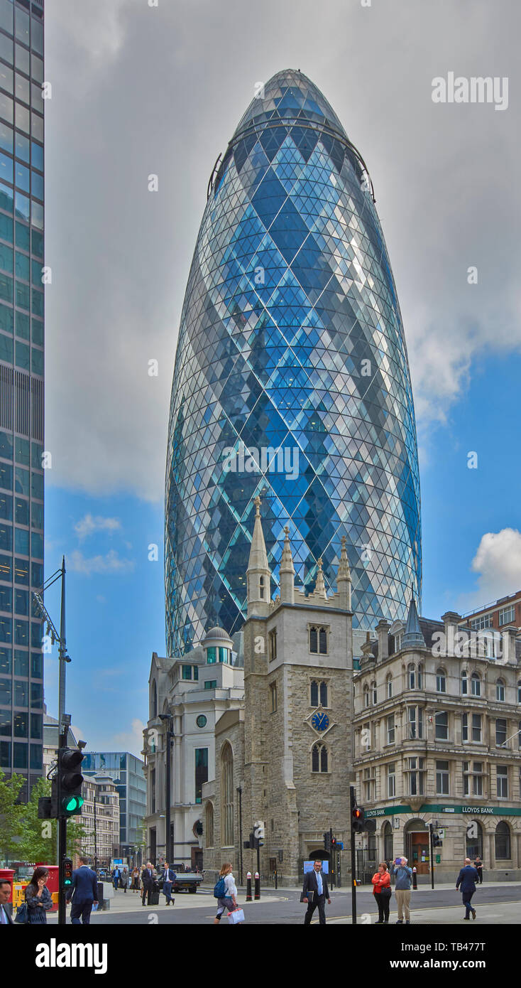 LONDON THE CITY ST MARY AXE THE CHURCH ST ANDREW UNDERSHAFT DOMINATED BY THE GHERKIN SKYSCRAPER Stock Photo