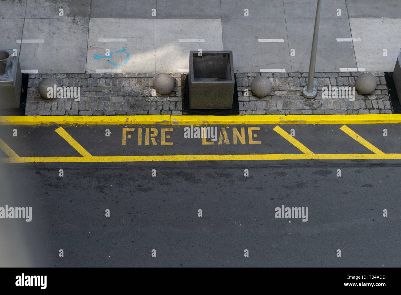 Sign warning fire lane hires stock photography and images Alamy