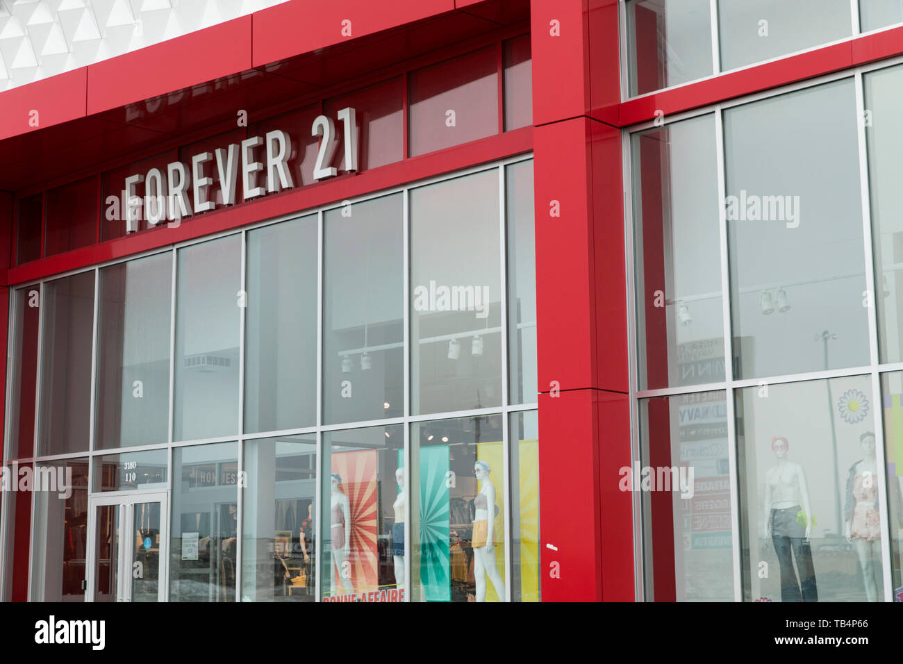 Forever 21 storefront hi-res stock photography and images - Page 2 - Alamy