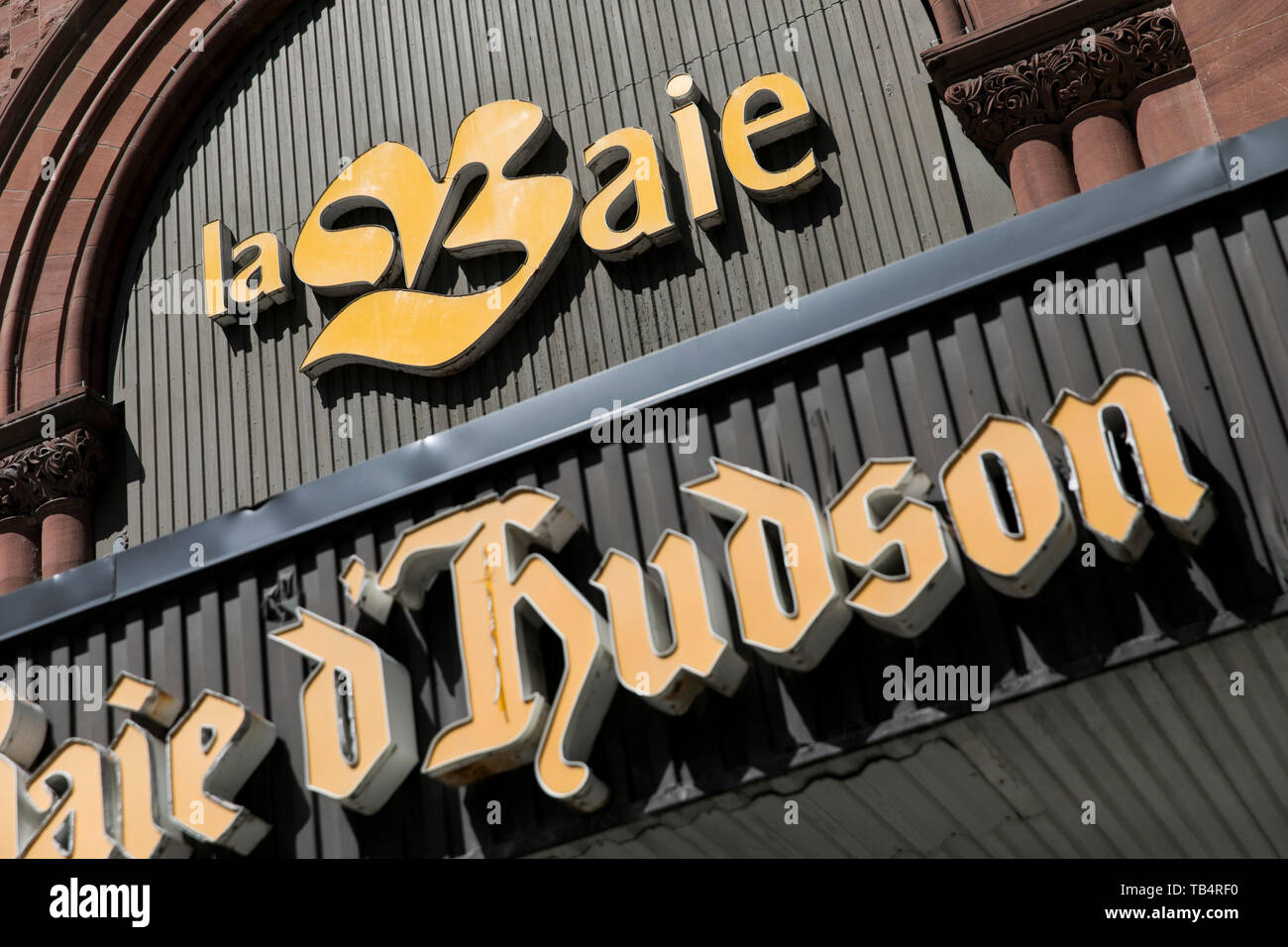 A logo sign outside of a Hudson's Bay de la Baie d'Hudson