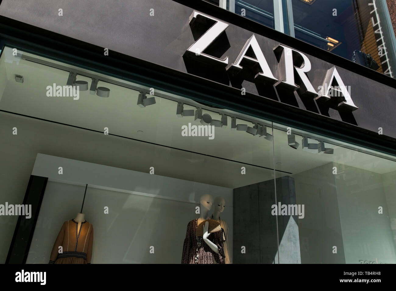 Zara logo hi-res stock photography and images - Page 3 - Alamy