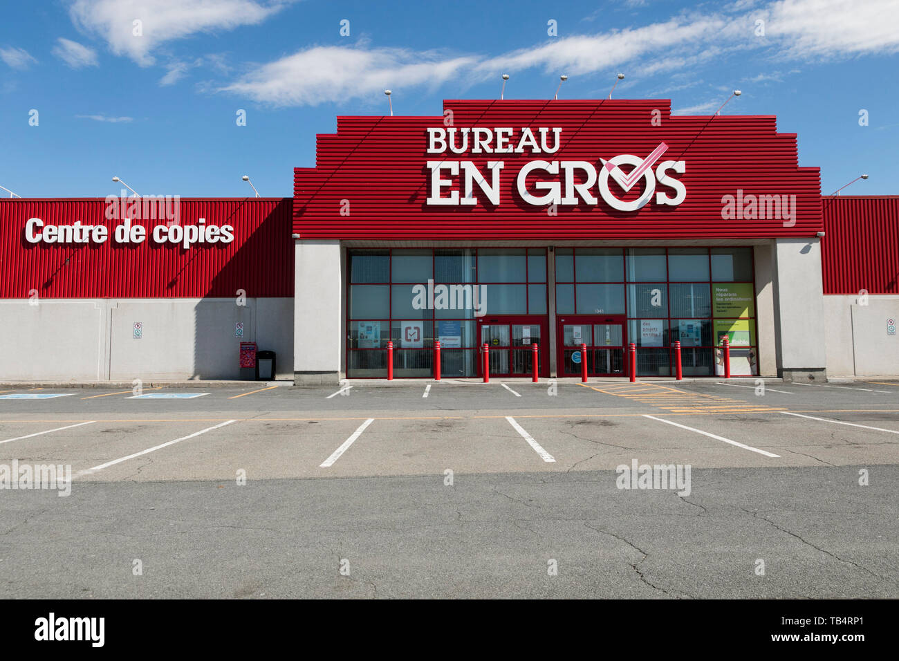 A logo sign outside of a Bureau en Gros (Staples) retail store location in  Montreal, Quebec, Canada, on April 21, 2019 Stock Photo - Alamy