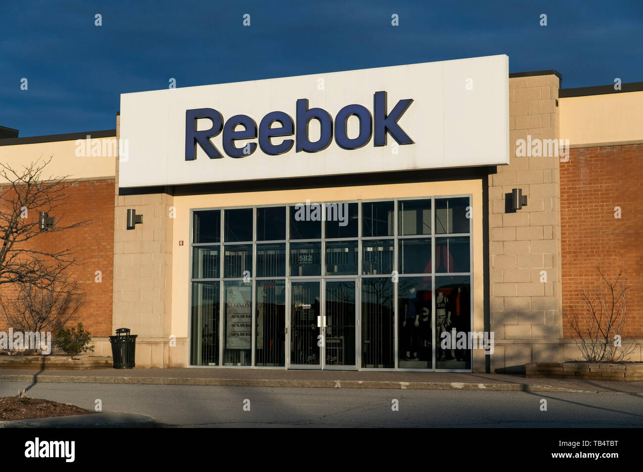 lugtfri linse tørst A logo sign outside of a Reebok retail store location in Boucherville,  Quebec, Canada, on April 21, 2019 Stock Photo - Alamy