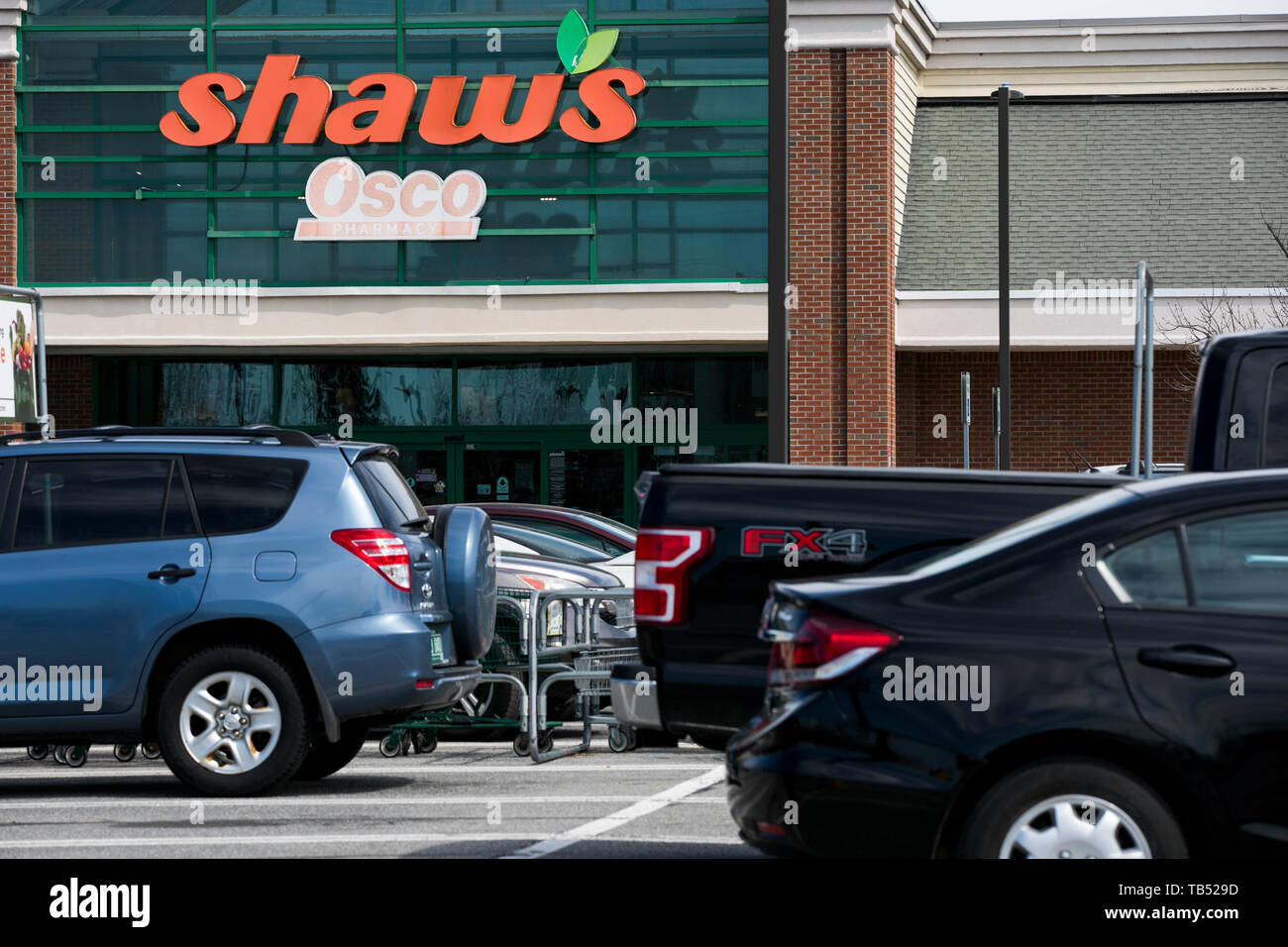 A logo sign outside of a Shaw's Supermarkets retail grocery store location in Colchester