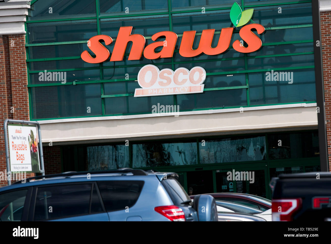 A logo sign outside of a Shaw's Supermarkets retail grocery store location in Colchester