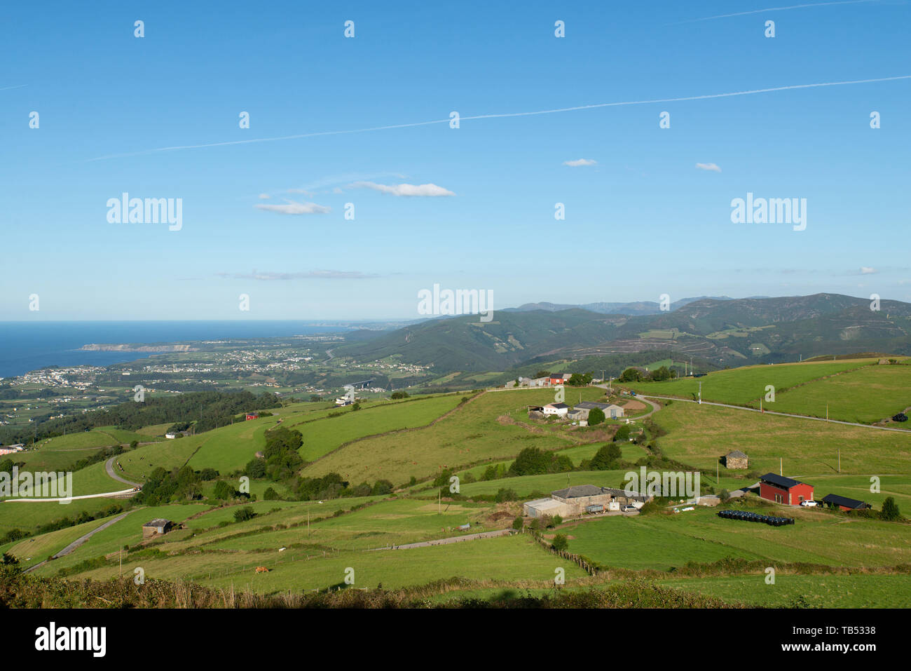 Isolierte Bauernhöfe auf dem Lande in den Bergen von Asturien, Spanien. / Isolated farms in the countryside in the mountains of Asturias, Spain. Stock Photo