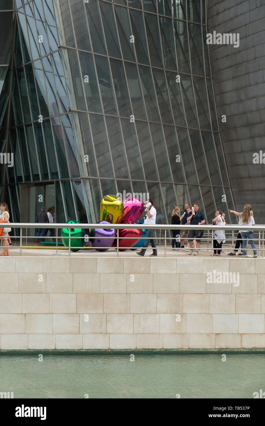 Touristen im Guggenheim-Museum in Bilbao, Spanien. Architekt: Frank Gehry. / Tourists at the Guggenheim museum in Bilbao, Spain.  Architect: Frank Geh Stock Photo