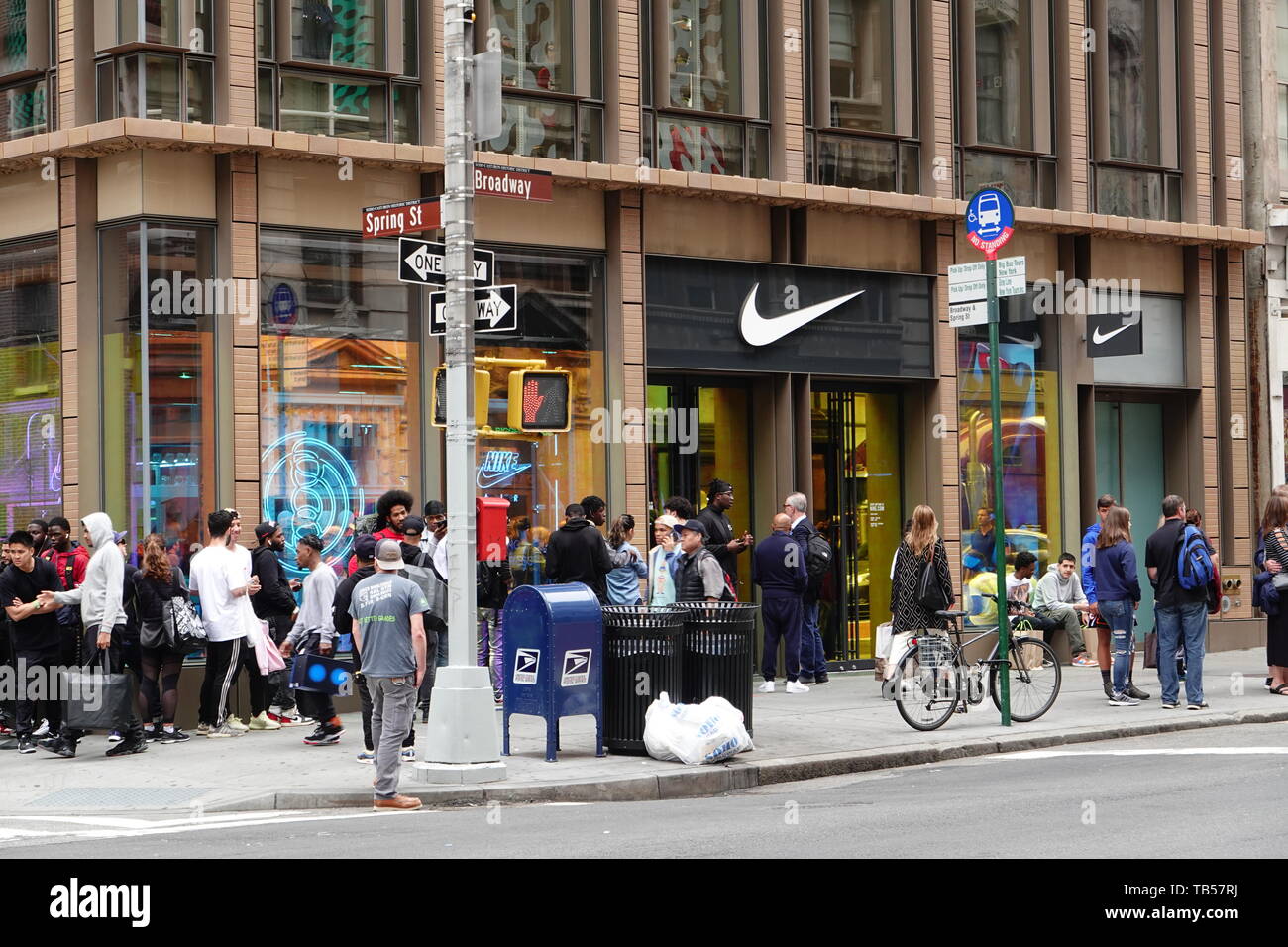 Nike store hi-res stock photography and images - Alamy