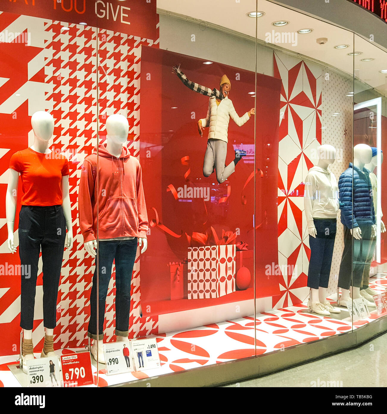 BANGKOK, THAILAND - DECEMBER 22, 2018 : Front of Uniqlo store. Luxury and  fashionable brand window display. Winter collection Welcoming the Christmas  Stock Photo - Alamy