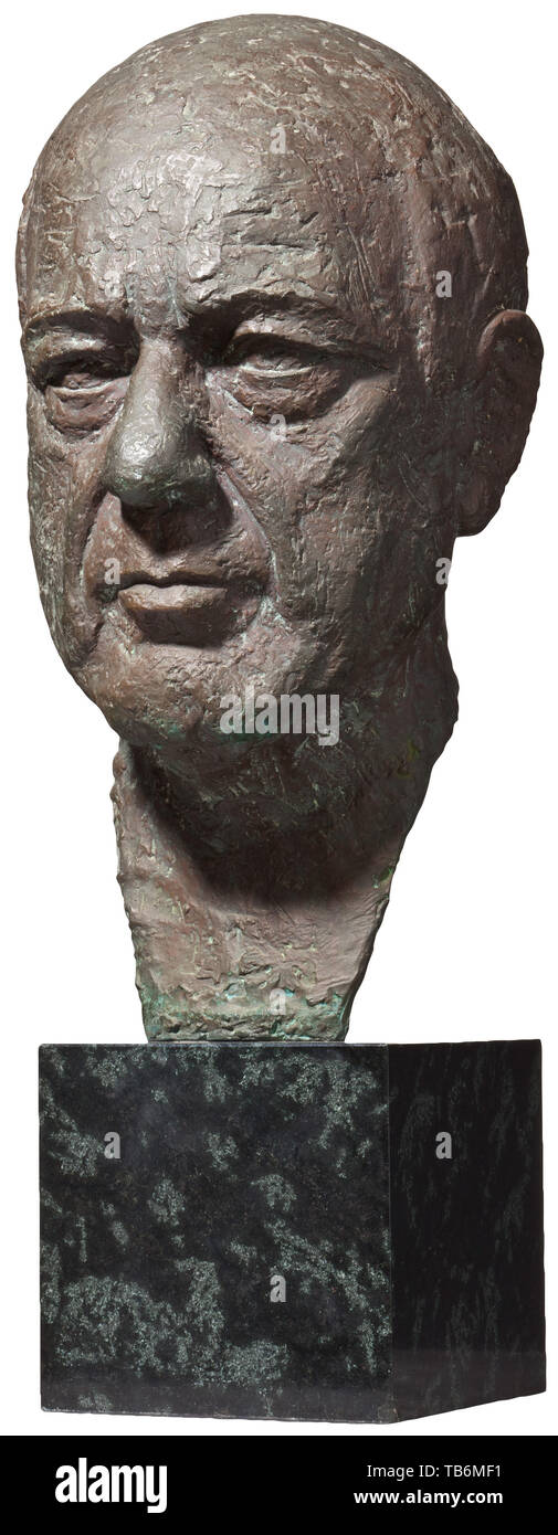 Jean Sprenger (1912 - 1980) - a portrait of Avery Brundage, President of the International Olympic Committee (IOC), Bronze, green patina in places, reverse signed by the artist 'Jean Sprenger'. Mounted on a polished black stone cube (5 mm chip on back, one corner expertly restored). Height ca. 58 cm. Included separately is a subsequently mounted silver plaque 'Comite Olimpico Espanol Mexico 1968'. Following an active career as a pentathlete, Avery Brundage (1887 - 1975) was an American sports administrator who campaigned against a US boycott of t, Additional-Rights-Clearance-Info-Not-Available Stock Photo