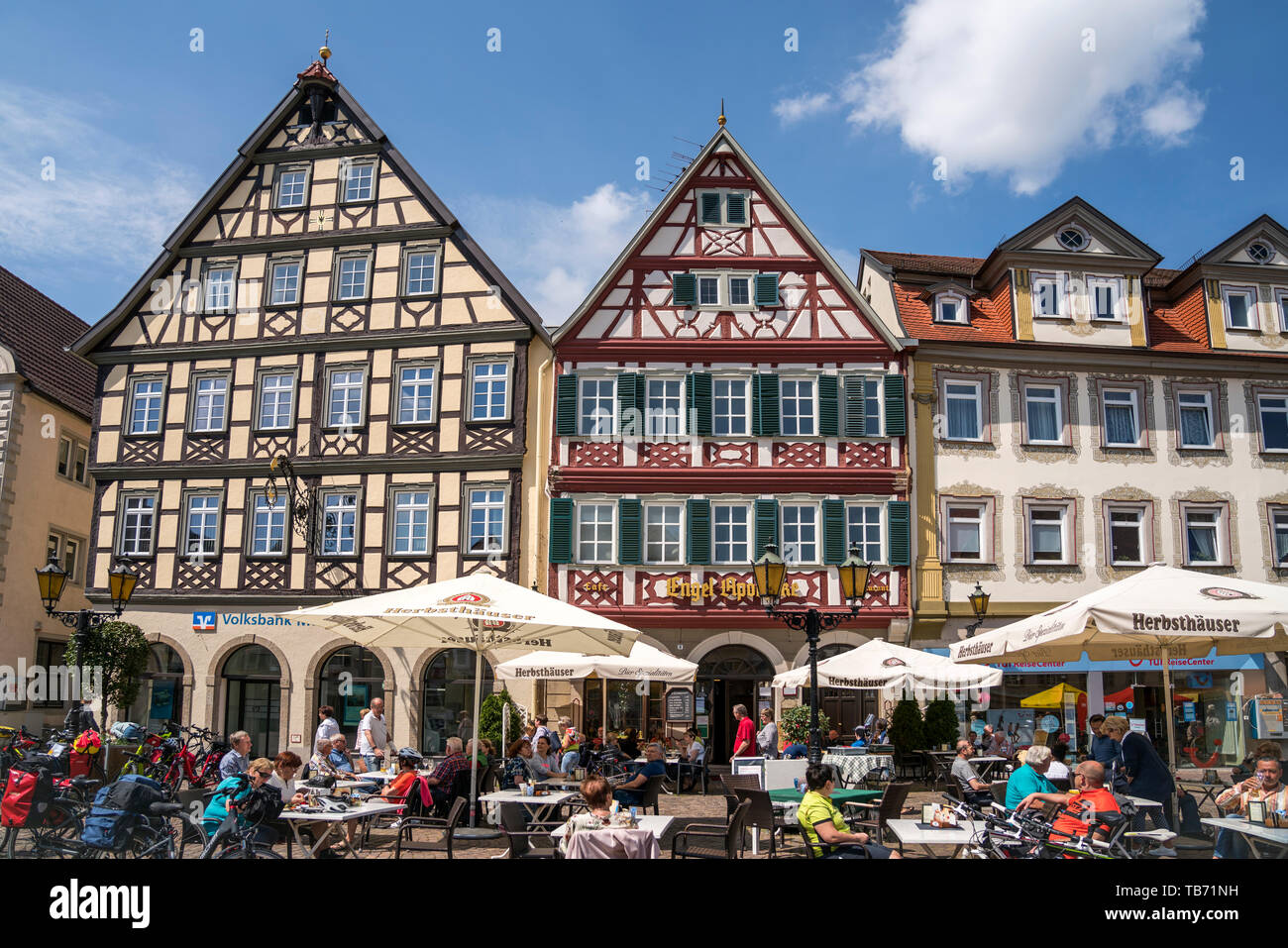 Fachwerkhäuser und Restaurants am Marktplatz, Bad Mergentheim, Main-Tauber-Kreis, Baden-Württemberg, Deutschland  | timber framed houses and restauran Stock Photo