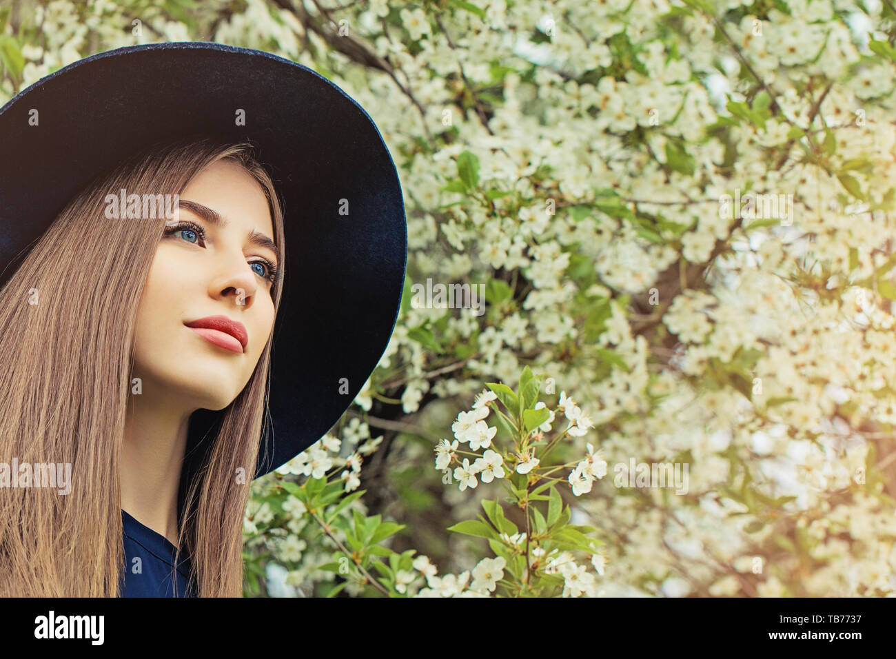 Girl outdoor hi-res stock photography and images - Alamy