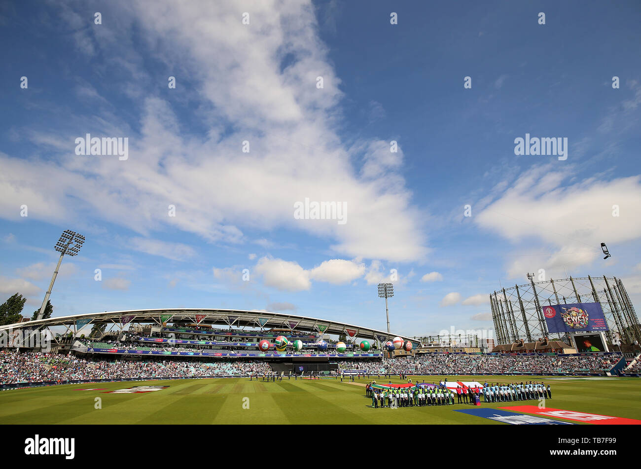 Engalnd and Pakistan players line up before the ICC Cricket World Cup group stage match at The Oval, London. Stock Photo