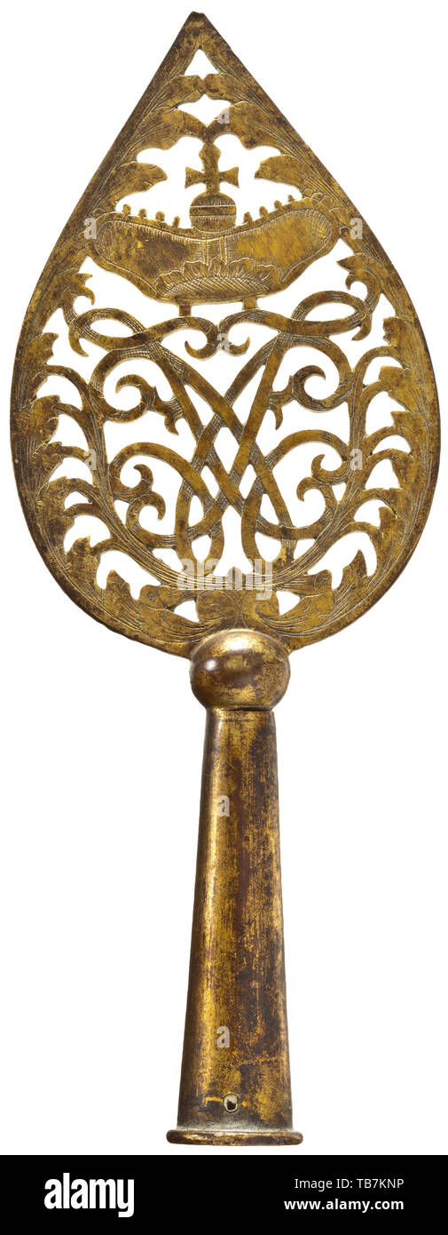 A flag finial, reign of Duke Friedrich Wilhelm I (1692 - 1712), Openworked flag pole tip of finely engraved brass with remnants of gilding, cypher 'FW' surmounted by a crown between a floral decor. Slender conical sleeve. Height 22 cm. Mecklenburg-Schwerin, German, Germany, Mecklenburg Schwerin, Northern Germany, the North of Germany, object, objects, stills, clipping, clippings, cut out, cut-out, cut-outs, historic, historical, Additional-Rights-Clearance-Info-Not-Available Stock Photo