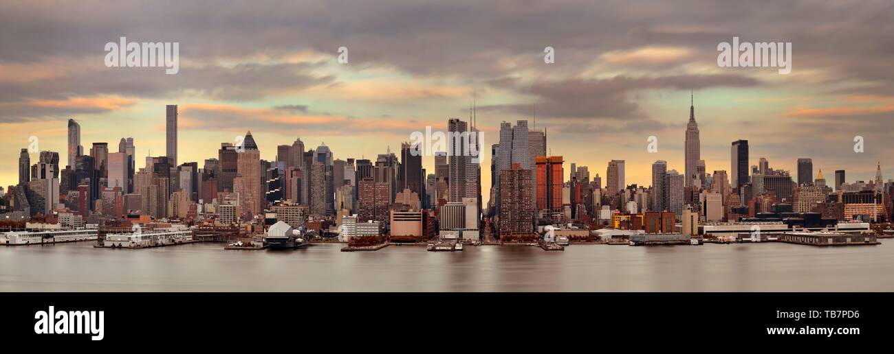 Manhattan midtown skyscrapers and New York City skyline at sunset Stock ...