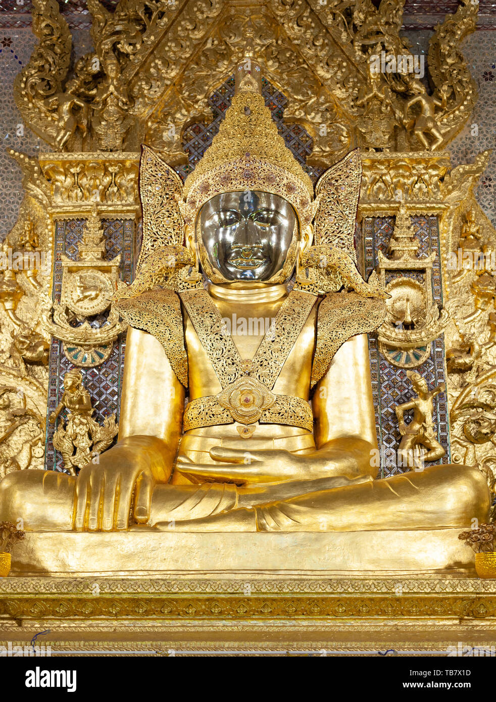 Golden statue of the Buddha at Mahamuni Paya (Mahar Myatmuni image) temple in Mawlamyine Stock Photo
