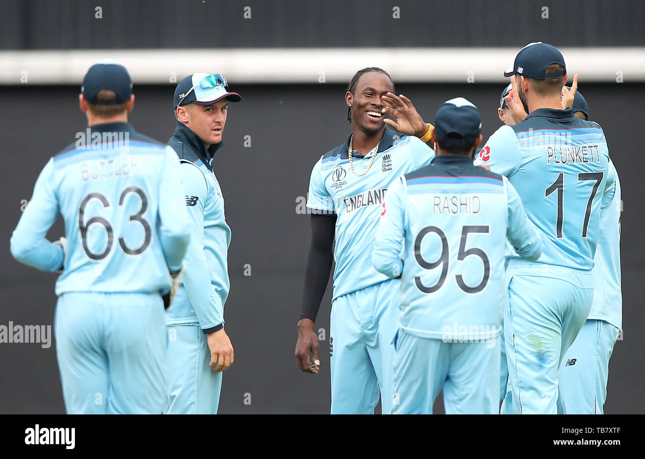 England's Jofra Archer (centre) celebrates the wicket of South Africa's Rassie van der Dussen with team-mates during the ICC Cricket World Cup group stage match at The Oval, London. Stock Photo