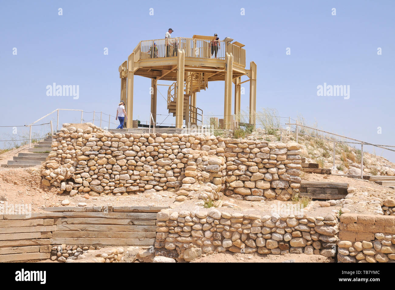Israel, Negev, Tel Be'er Sheva believed to be the remains of the biblical town of Be'er Sheva. Observation tower Stock Photo