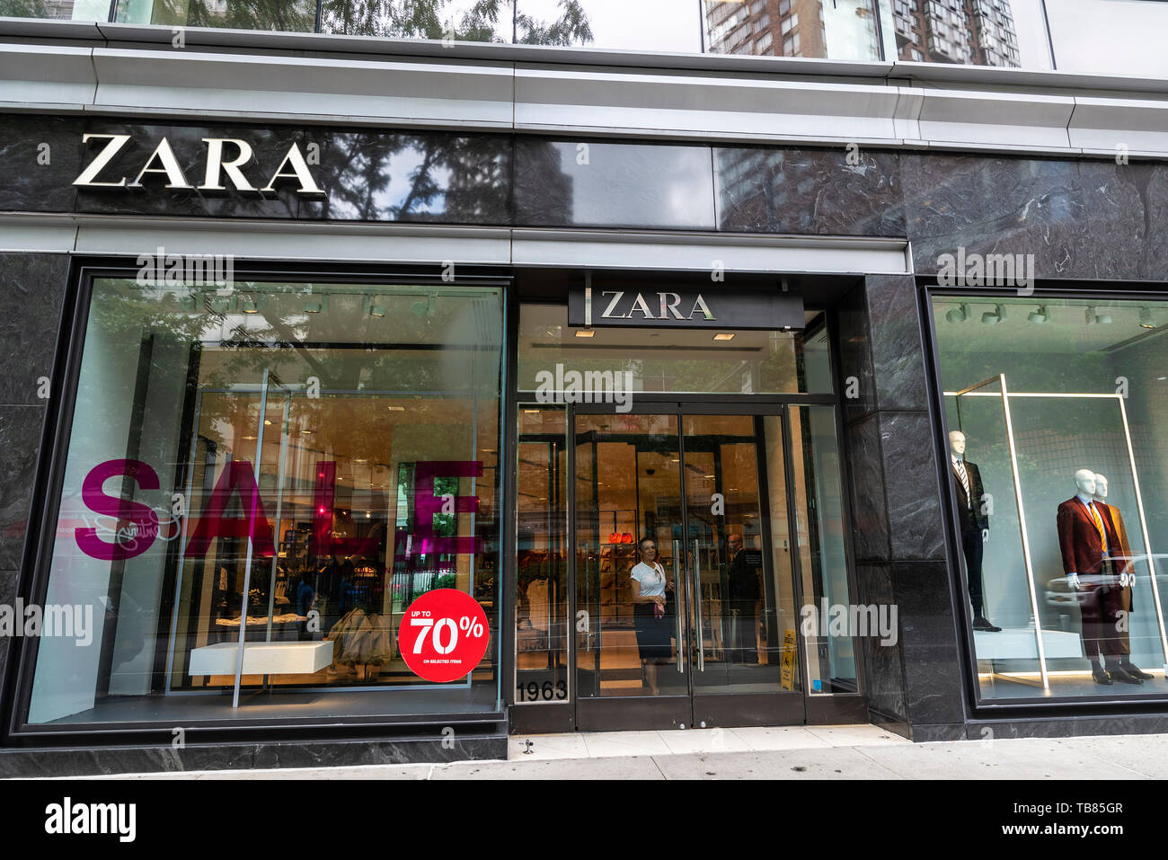 New York City, USA - August 3, 2018: Zara clothing store with a woman  leaving the store in Manhattan, New York City, USA Stock Photo - Alamy