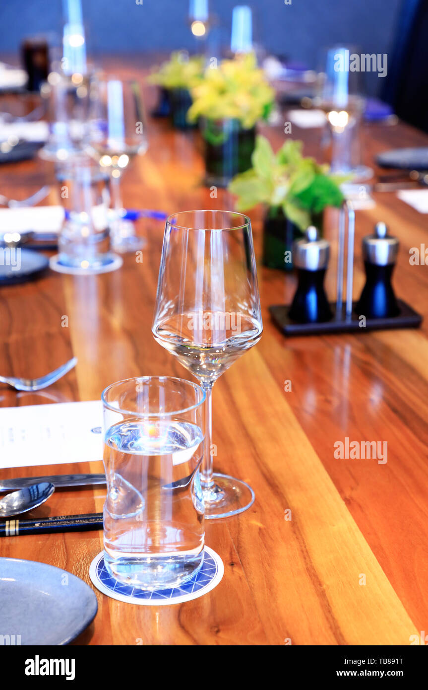 Cedar + stone, urban table ⭐ , united states of america, minnesota, hennepin county, bloomington: alamy
