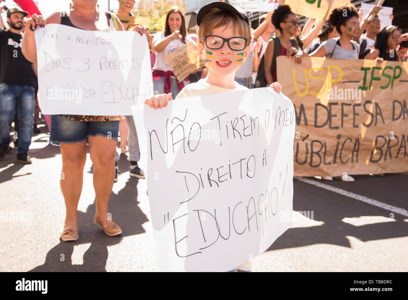 SÃO CARLOS, SP - 30.05.2019: ESTUDANTES VOLTAM AS RUAS EM SÃO CARLOS - Students, teachers and staff again protest against funding cuts in education. UFScar and USP join the movement and cancel classes at all campuses. (Photo: André Luis Ferreira/Fotoarena) Stock Photo