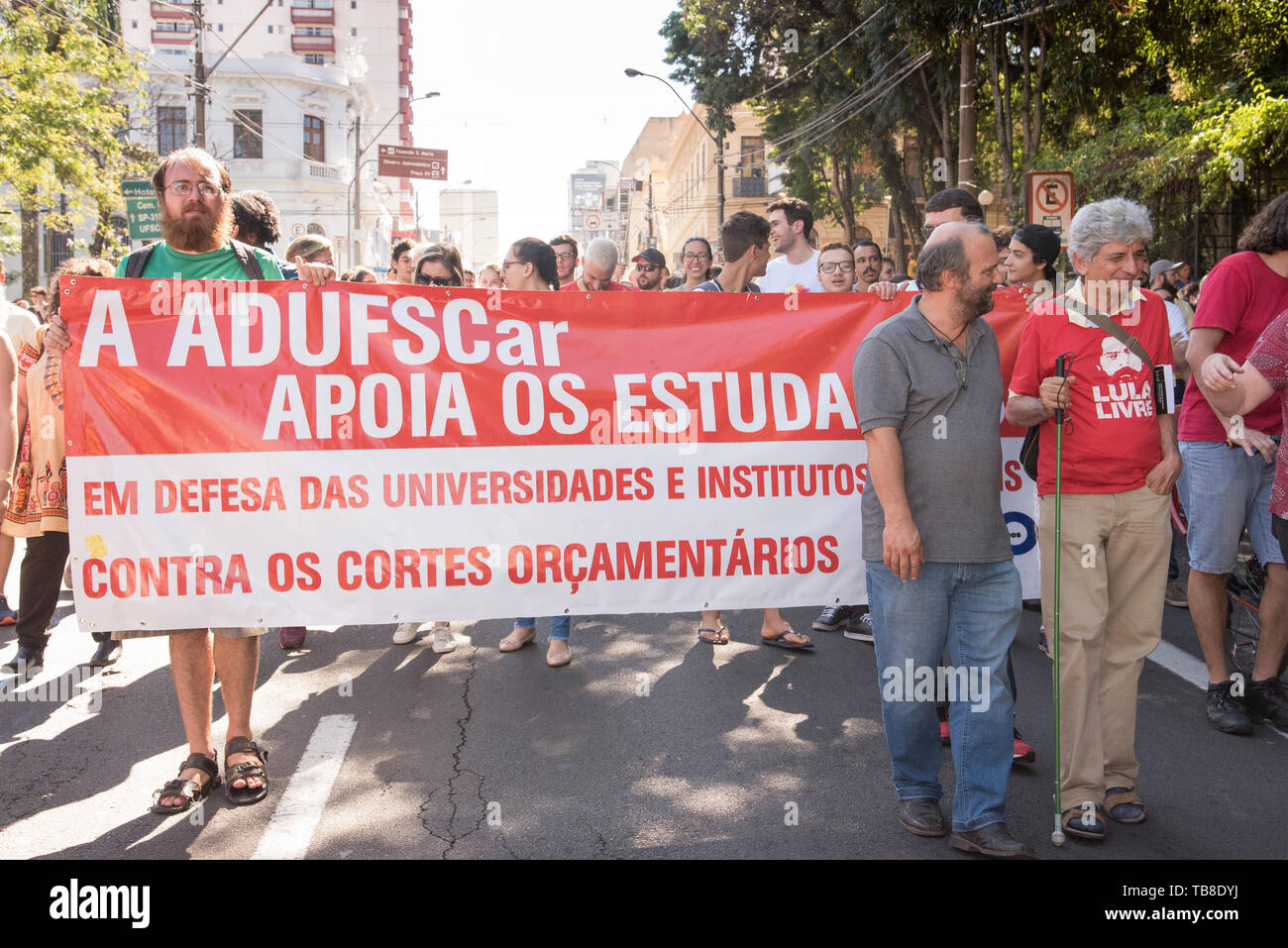 SÃO CARLOS, SP - 30.05.2019: ESTUDANTES VOLTAM AS RUAS EM SÃO CARLOS - Students, teachers and staff again protest against funding cuts in education. UFScar and USP join the movement and cancel classes at all campuses. (Photo: André Luis Ferreira/Fotoarena) Stock Photo