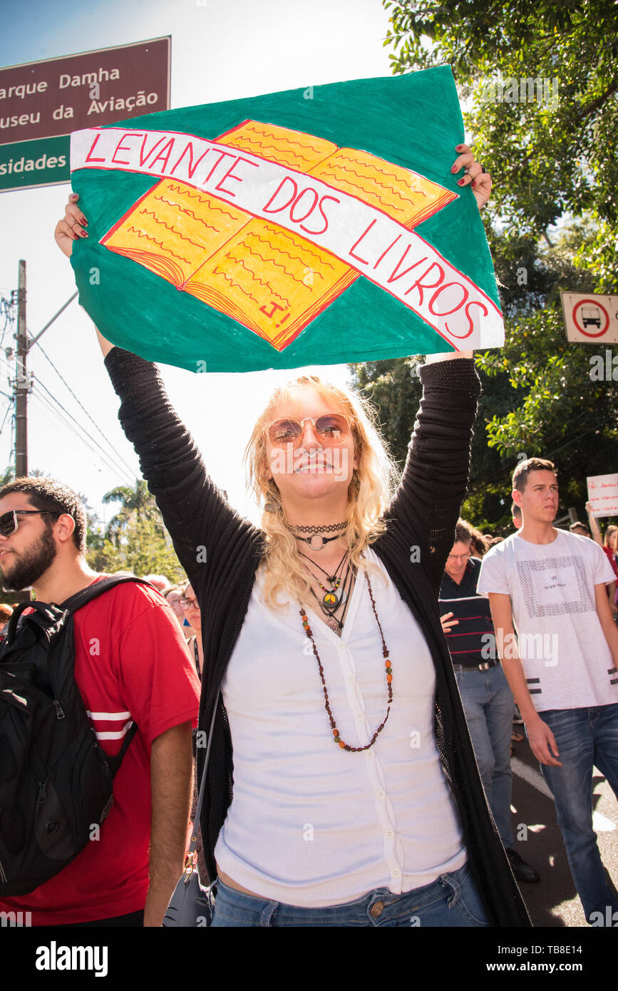 SÃO CARLOS, SP - 30.05.2019: ESTUDANTES VOLTAM AS RUAS EM SÃO CARLOS - Students, teachers and staff again protest against funding cuts in education. UFScar and USP join the movement and cancel classes at all campuses. (Photo: André Luis Ferreira/Fotoarena) Stock Photo