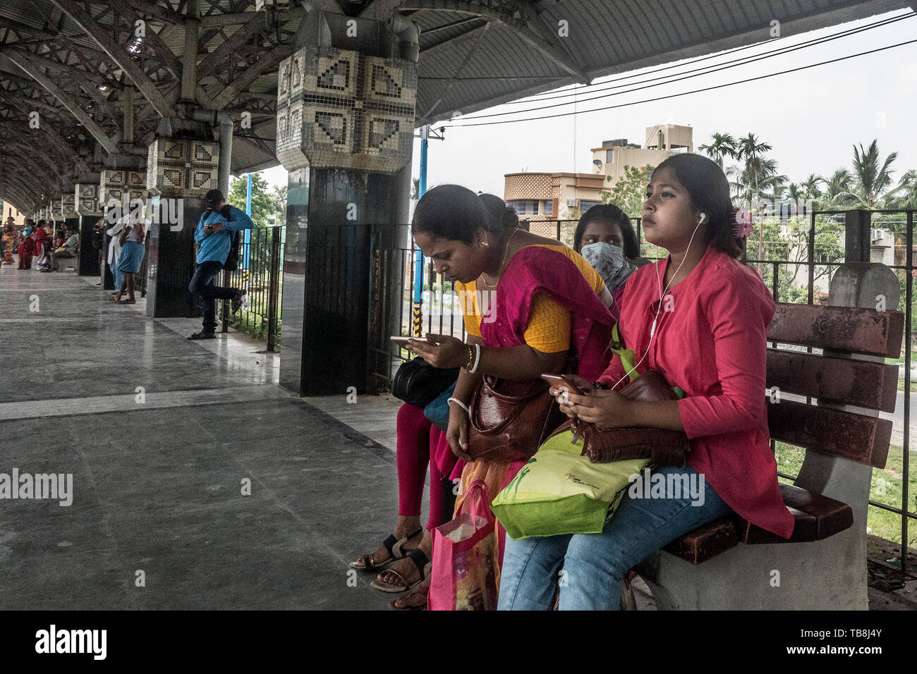 Kolkata. 30th May, 2019. People check mobile phones in Kolkata, India on May 30, 2019. Over years, fake news have emerged as a big challenge in India both for the government and the civil society, even as it led to violence and tension in the society, at times even killings. TO GO WITH Spotlight: Fake News in social media big challenge in India Credit: Tumpa Mondal/Xinhua/Alamy Live News Stock Photo