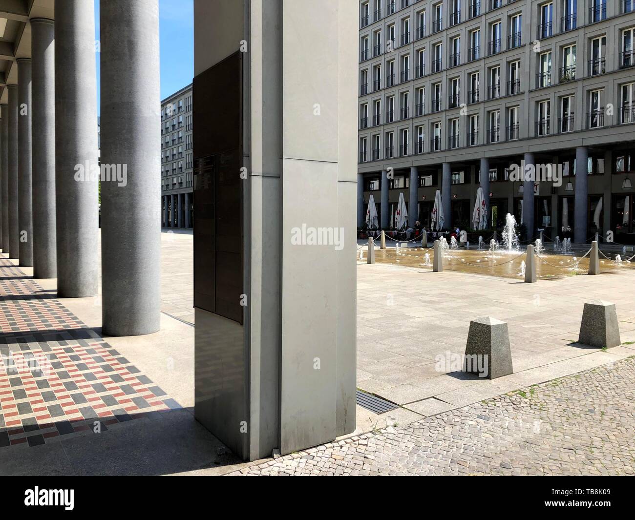 Aggravation for a stone quote from the American poet, Antisewithen and fascist friend Ezra Pound on the Walter Benjamin Square in Berlin-Charlottenburg. The architecture magazine ARCH   describes the constellation as 'perfidious' in its latest issue. with the fictional opposite of Walter Benjamin (the place was named after the suggestion of two parliamentary members of the SPD Charlottenburg-Wilmersdorf after the thinker born in the same district) and Ezra Pound against the backdrop of a close to the Italian fascism building conceivable crass havoc on each other. The German-Jewish writer Walte Stock Photo