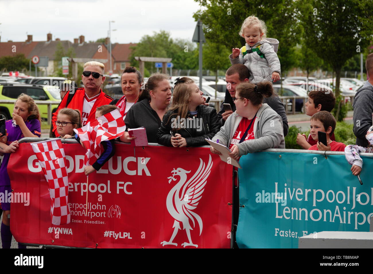 Liverpool fans wave flags and banners hi-res stock photography and ...