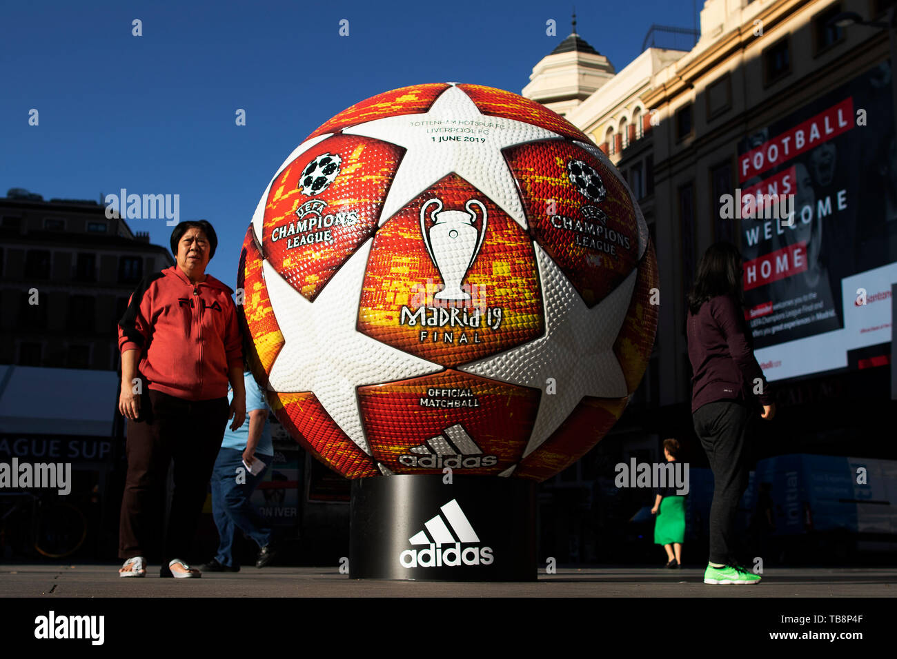 31st May 2019; Wanda Metropolitano stadium, Madrid, Spain; UEFA Champions  league final; Fans have pictures with the giant Madrid 19 replica match  ball on display in central Madrid Stock Photo - Alamy