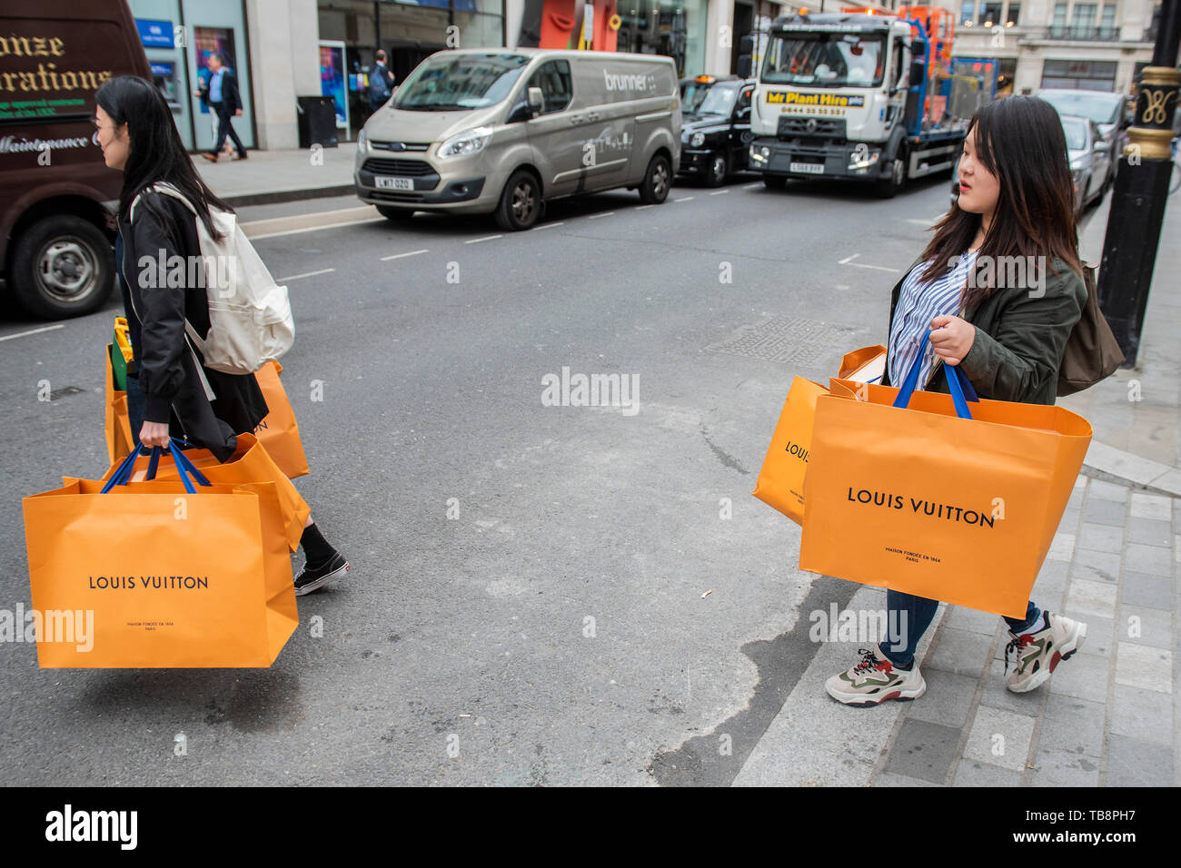 London, UK. 31st May 2019. Asian shoppers with a large number of Louis  Vuitton bags wait for an UBER near regents street. Credit: Guy Bell/Alamy  Live News Stock Photo - Alamy