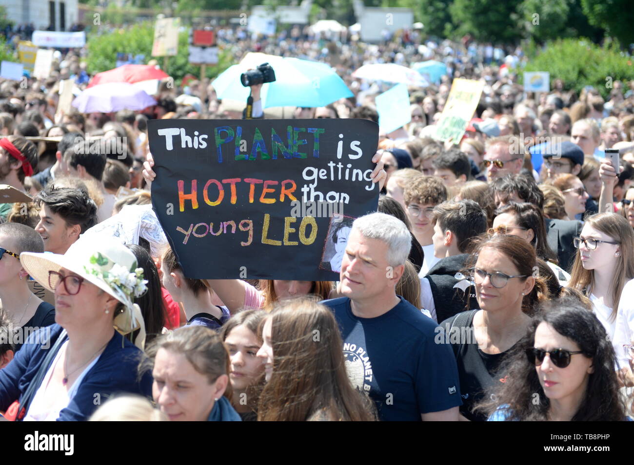 Vienna, Austria. May 31st May , 2019.  FridaysForFuture 3nd major demonstration for climate justice and courageous environmental policy on Friday, May 31, 2019 at the Heldenplatz in Vienna. Credit: Franz Perc / Alamy Live News Stock Photo