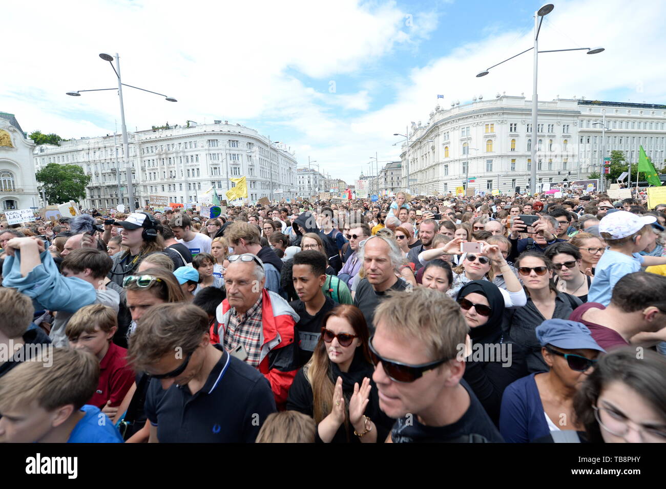 Vienna, Austria. May 31st May , 2019.  FridaysForFuture 3nd major demonstration for climate justice and courageous environmental policy on Friday, May 31, 2019 at the Heldenplatz in Vienna. Credit: Franz Perc / Alamy Live News Stock Photo
