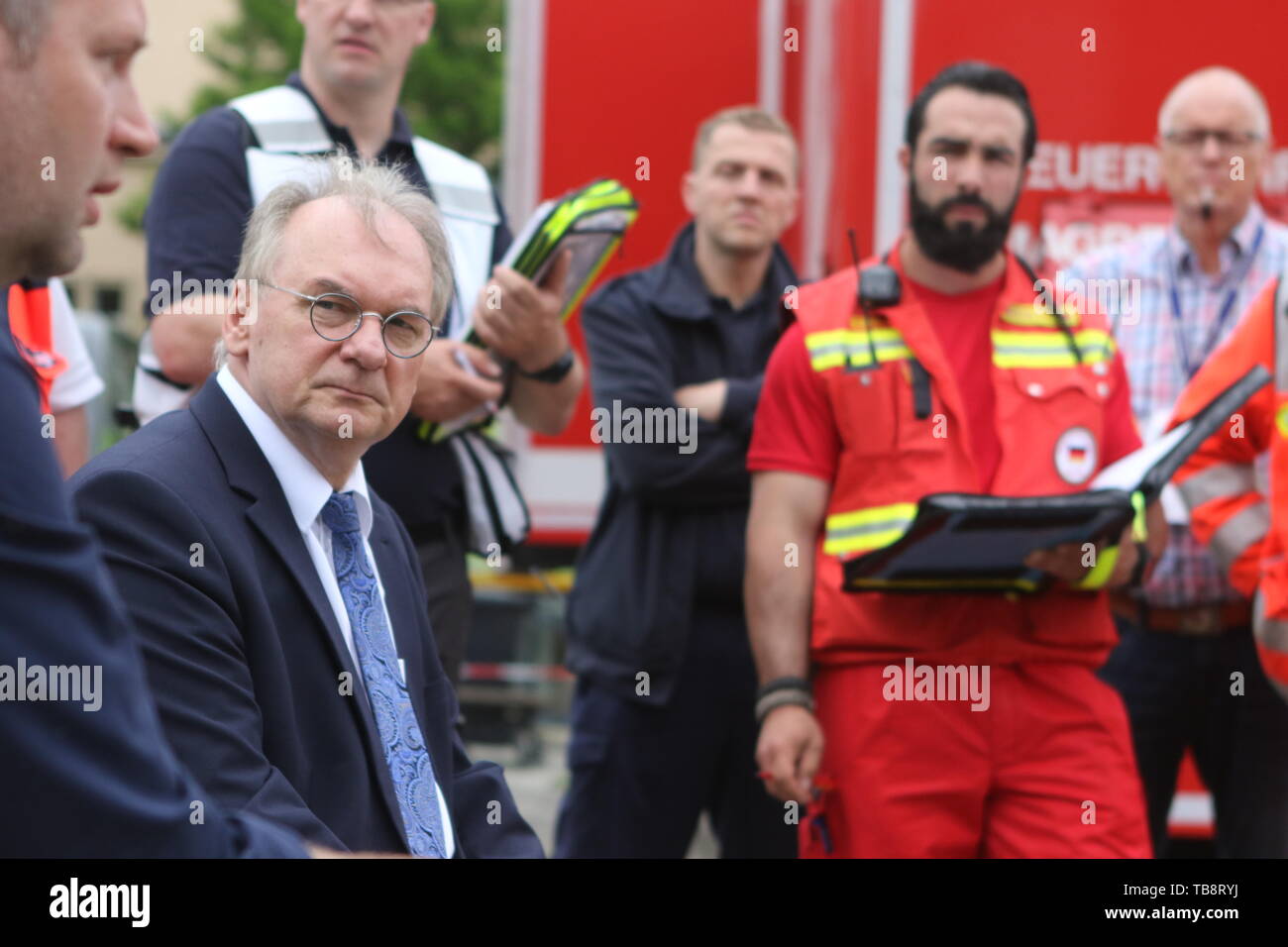 Quedlinburg, Germany. 31st May, 2019. Saxony-Anhalt's Prime Minister Reiner Hasleloff (CDU, 2nd from left) visits the security headquarters on Saxony-Anhalt Day and talks to the security officers. The country's largest folk and homeland festival was opened on the market square, and around 150,000 visitors are expected to attend until 02.06.2019. Credit: Matthias Bein/dpa-Zentralbild/ZB/dpa/Alamy Live News Stock Photo