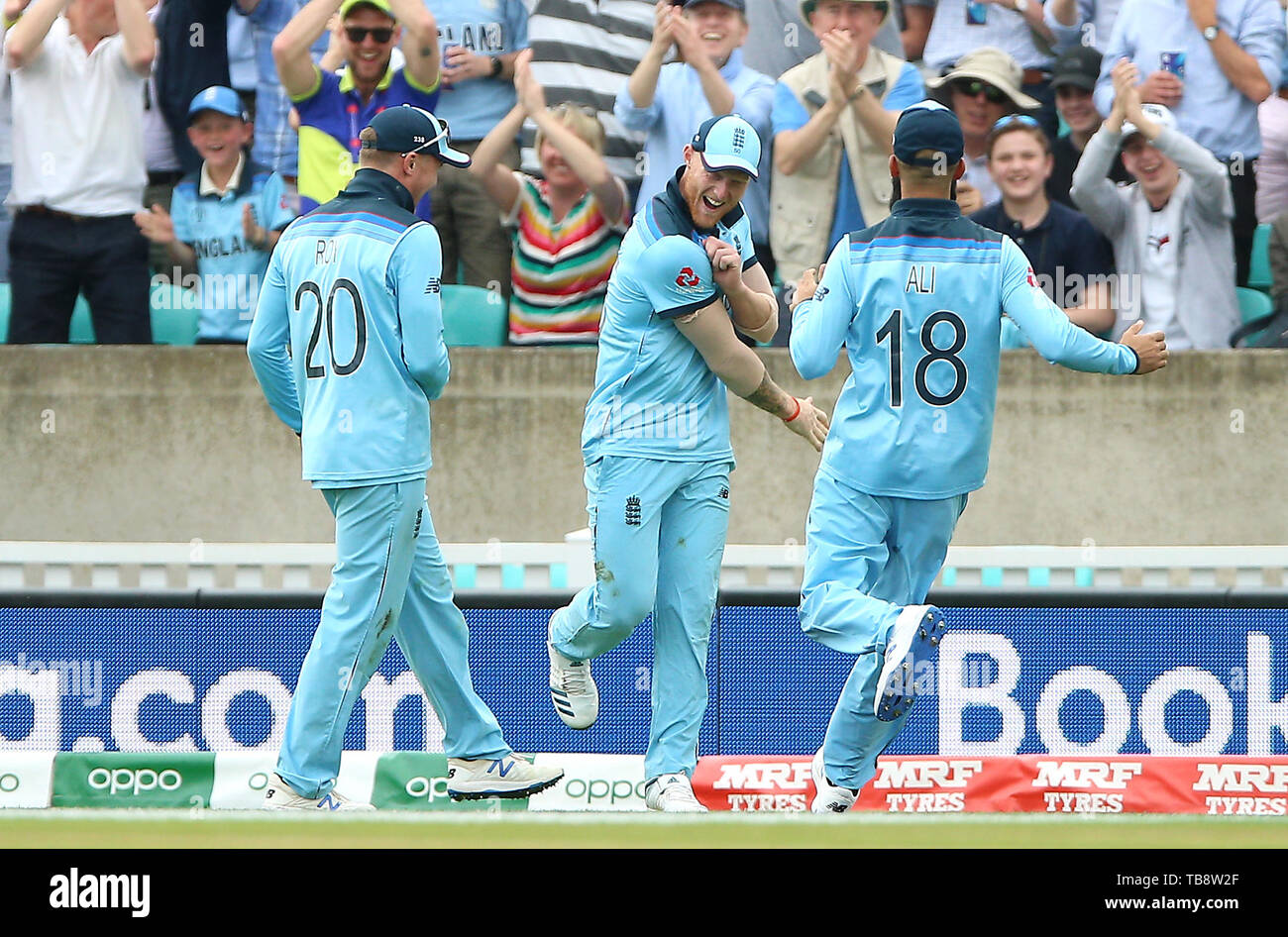 England's Ben Stokes (centre) celebrates the catch of South Africa's Andile Phehlukwayo with team-mates during the ICC Cricket World Cup group stage match at The Oval, London. Stock Photo
