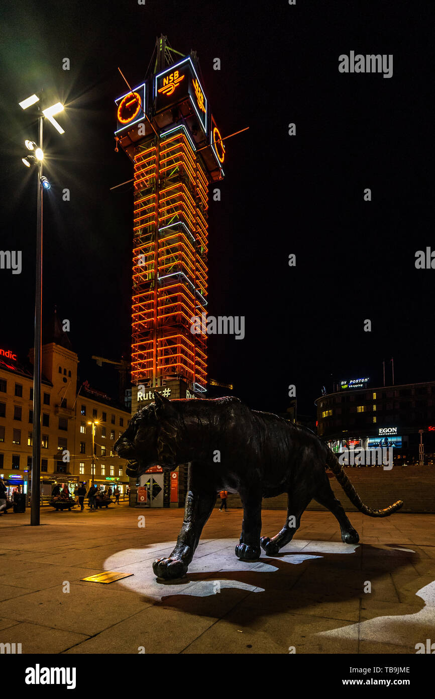 The tiger sculpture made byElena Engelsen in front of Oslo main railway