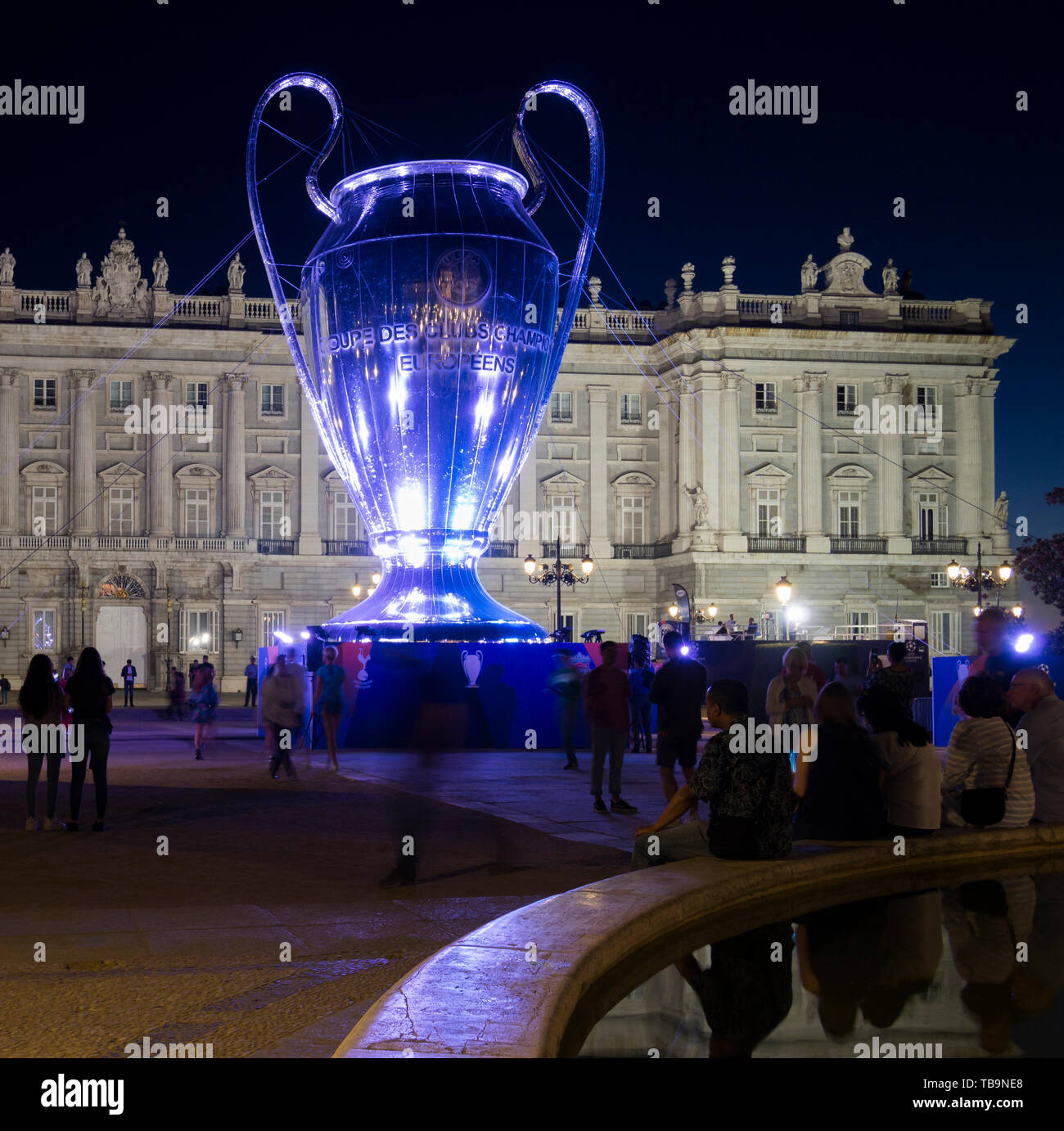 Copa de Europa (Champions League) hinchable frente al Palacio Real de Madrid. España Stock Photo