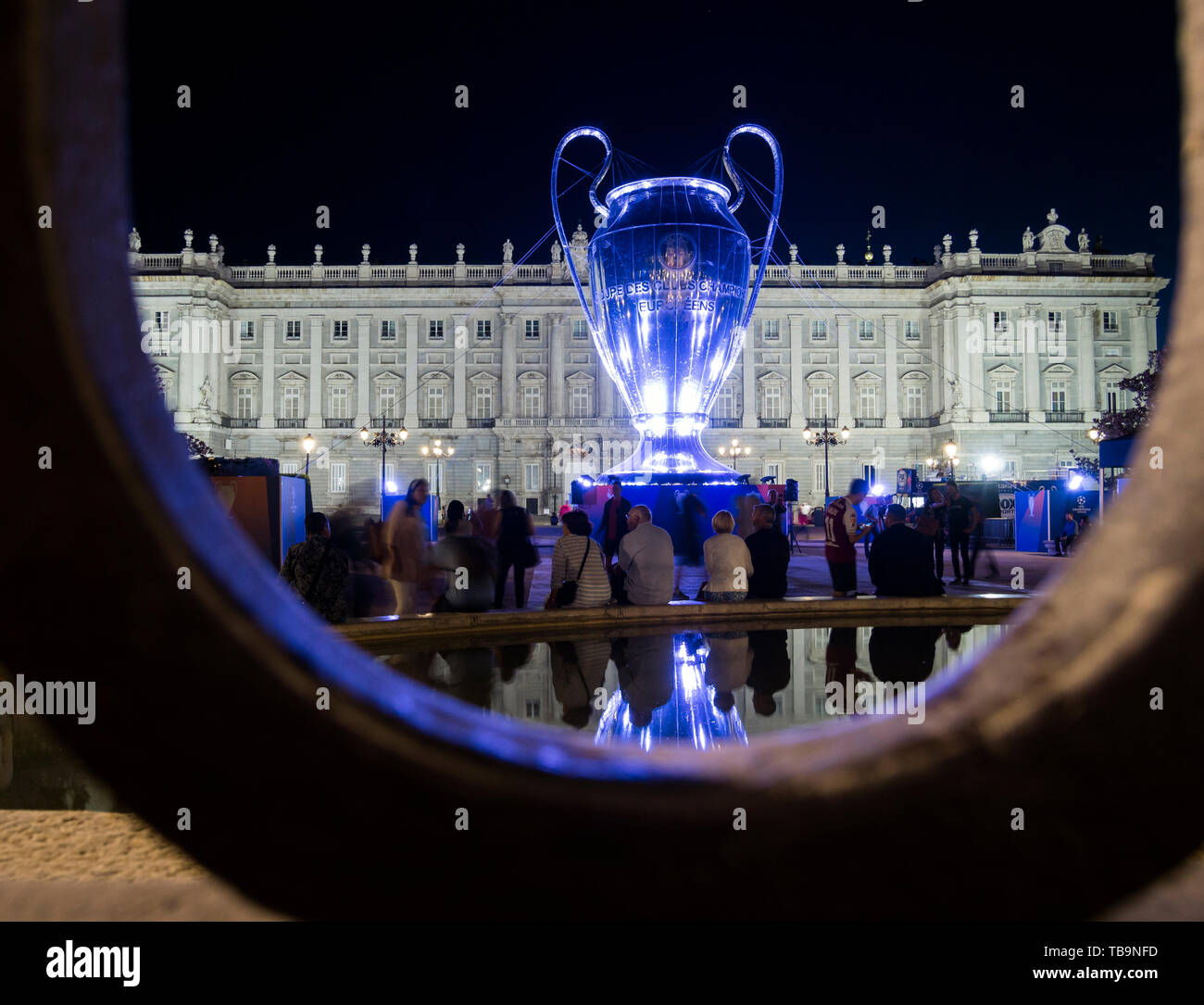 Copa de Europa (Champions League) hinchable frente al Palacio Real de Madrid. España Stock Photo