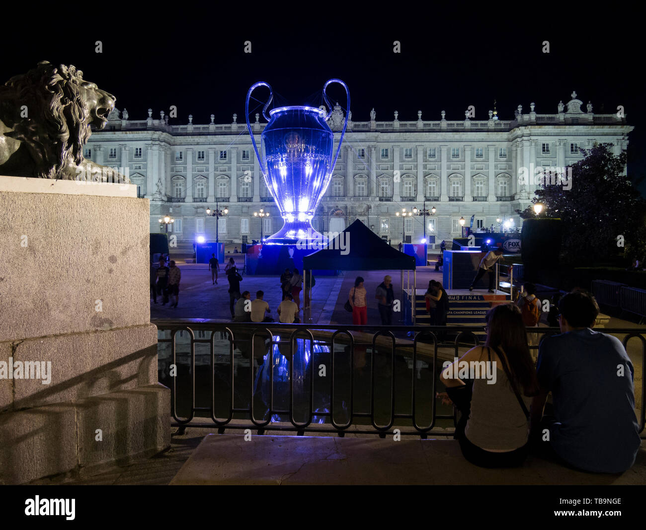 Copa de Europa (Champions League) hinchable frente al Palacio Real de Madrid. España Stock Photo