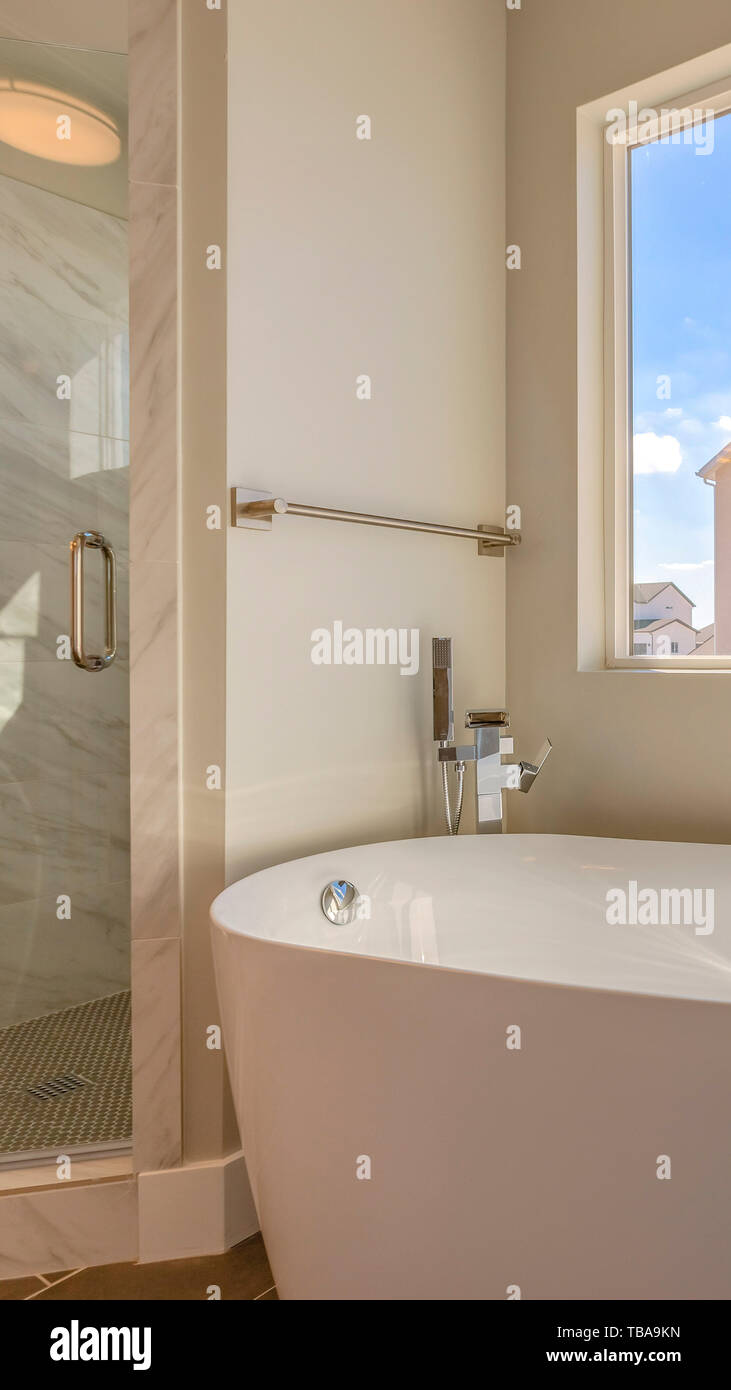 Separate shower and bathtub hires stock photography and images Alamy