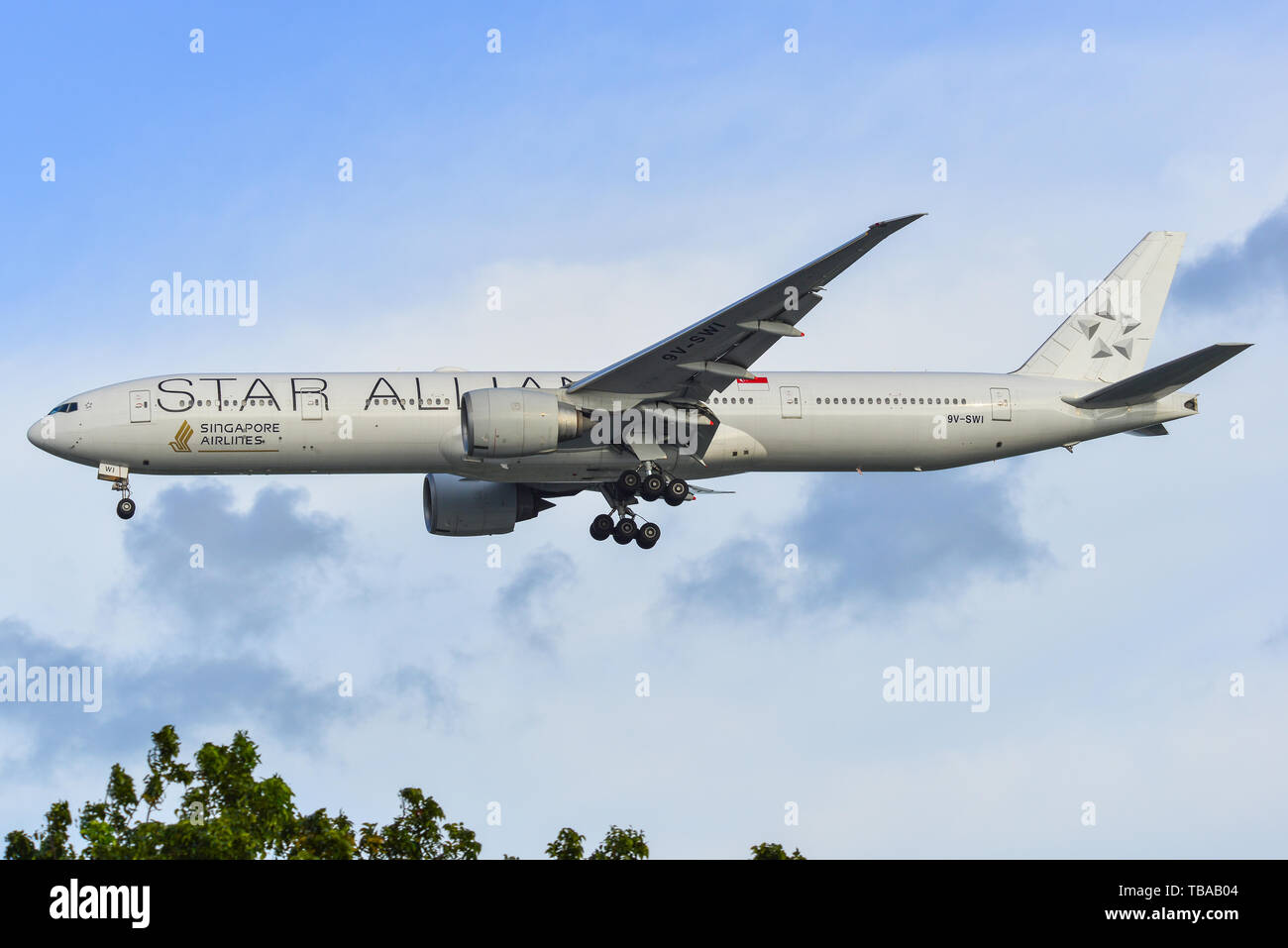 Singapore - Mar 27, 2019. 9V-SWI Singapore Airlines Boeing 777-300ER (Star  Alliance livery) landing at Changi Airport (SIN Stock Photo - Alamy