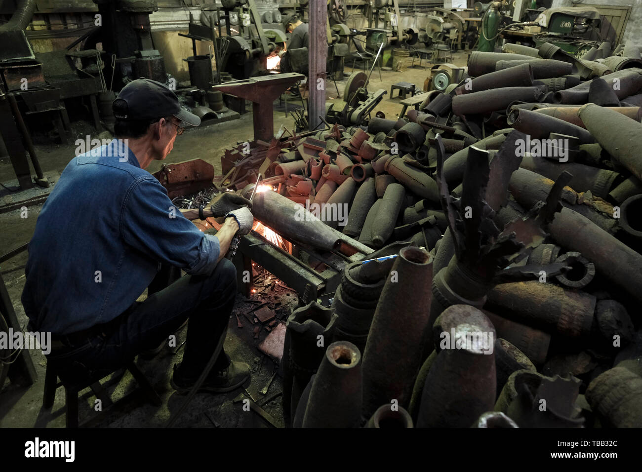 https://c8.alamy.com/comp/TBB32C/taiwanese-blacksmith-wu-tseng-tong-known-as-maestro-wu-crafts-a-knife-from-recovered-artillery-shells-in-kinmen-county-or-island-few-miles-from-mainland-china-taiwan-back-in-the-1950s-the-islands-were-heavily-shelled-during-the-two-taiwan-strait-crisesmilitary-clashes-between-the-prc-and-roc-TBB32C.jpg