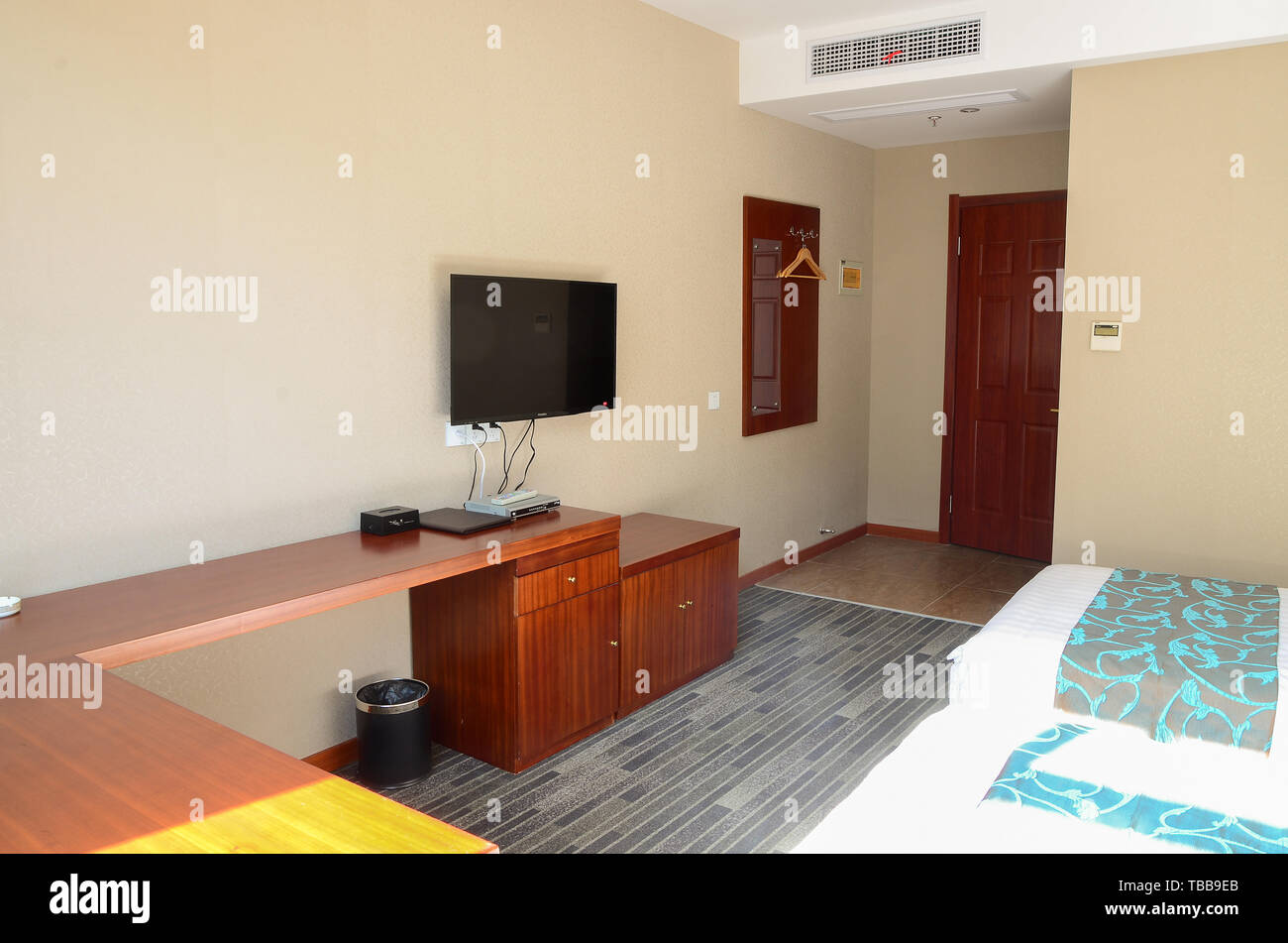 Standard hotel room Stock Photo Alamy